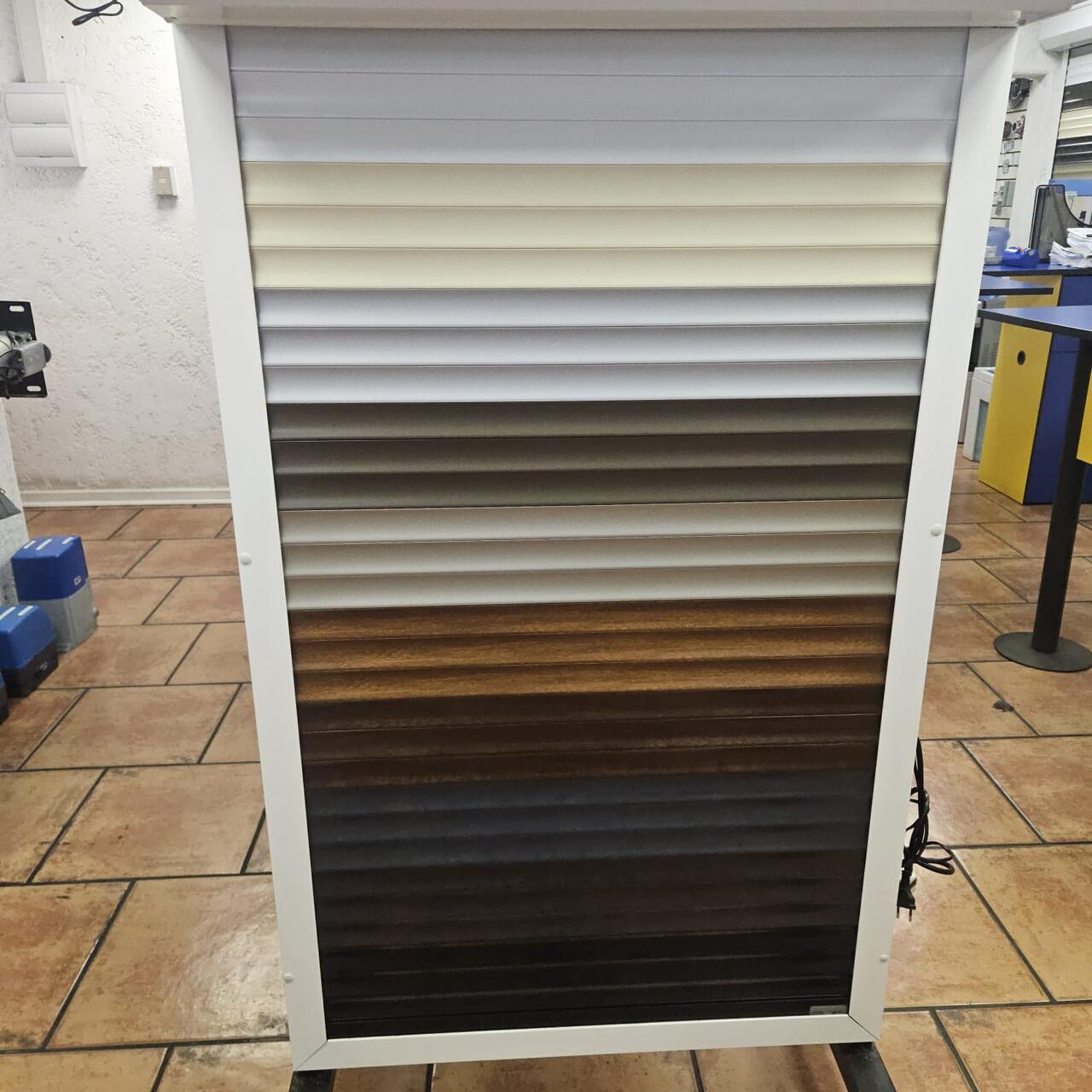 Muestrario de colores de persianas de aluminio: blancos, grises, símil madera y café